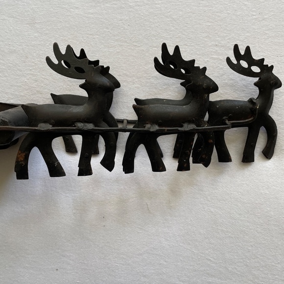 RUSTIC BLACK METAL SLEIGH PULLED BY 5 REINDEER, SPIKE PILLAR CANDLE HOLDER - Picture 2 of 9
